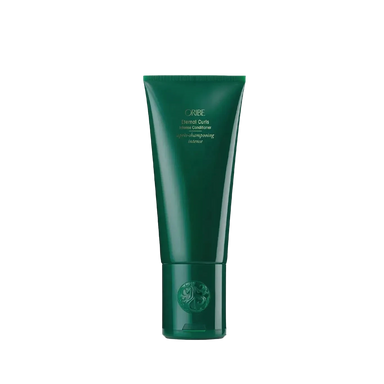 Oribe Eternal Curls Intense Conditioner hoitaa karheimmatkin hiukset korjaten vauriot ja selvittäen tehokkaasti.